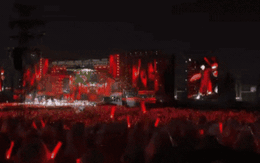 Truyền thông quốc tế nói về cảnh tượng sấm sét chói lòa tại concert Chông Gai, netizen tranh cãi dữ dội