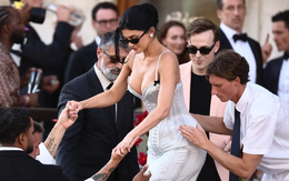 Tiệc chính đám cưới tỷ phú: Kylie Jenner ngồi không cũng bị chỉ trích