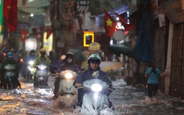 Hà Nội lúc này: Mưa ngập lênh láng nhiều tuyến phố, dân công sở vất vả về nhà giờ tan tầm