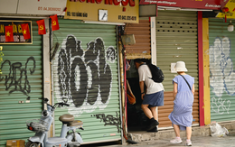 Hàng loạt gian hàng giữa "đất vàng" phố cổ Hà Nội đồng loạt im lìm lạ thường, một chủ nhà lên tiếng bất ngờ về "hàng nhái"