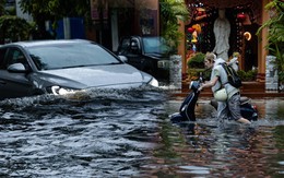 Ngay lúc này: Nhiều khu vực ở TP.HCM đang ngập sâu vì mưa lớn