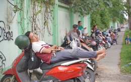 CẬP NHẬT: Thí sinh làm bài thi môn Văn, phụ huynh tranh thủ chợp mắt trên xe máy chờ con