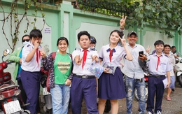 Thi vào lớp 10 TP.HCM buổi thứ 2: Vừa mưa xong nhưng vẫn oi nóng, sĩ tử được TNV che ô đón vào điểm thi