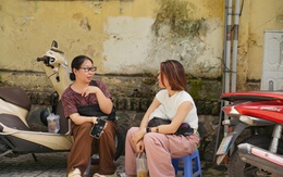 Thi vào lớp 10 TP.HCM: Phụ huynh "đội nắng" chờ con, đề thi đổi mới liệu có dễ thở?