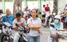 Thi vào lớp 10 TP.HCM: Kết thúc thời gian làm bài thi môn Ngoại ngữ, phụ huynh hồi hộp chờ con