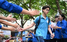 Thi vào lớp 10 Hà Nội buổi 2: Thí sinh chuẩn bị bước vào môn Ngoại ngữ, không khí điểm thi chắc nóng hơn cả thời tiết!