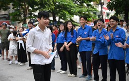 Cập nhật thi vào lớp 10 ở Hà Nội môn đầu tiên: Nhiều sĩ tử đến sát giờ đóng cổng