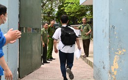 Cập nhật thi vào lớp 10 ở Hà Nội môn đầu tiên: Nhiều sĩ tử đến sát giờ đóng cổng