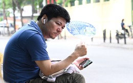 Thi vào lớp 10 Hà Nội buổi cuối cùng: Phụ huynh "đội nắng" chờ con, ai cũng hồi hộp đếm ngược giờ kết thúc