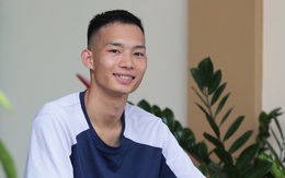 "Người hùng" cứu cháu bé thoát chết ngay trước đường ray: "Mẹ xem clip xong thì ôm lấy tôi"