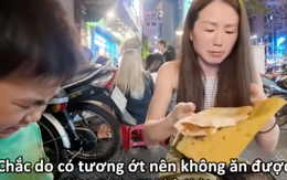 Khách Nhật ngỡ ngàng khi hỏi giá bánh tráng nướng ở phố đi bộ Nguyễn Huệ