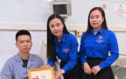 Trao Huy hiệu Tuổi trẻ dũng cảm cho đoàn viên cứu 4 người vụ lật tàu trên vịnh Hạ Long