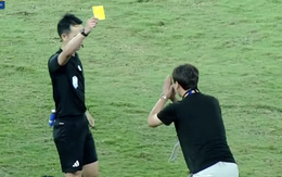 Viral nhất đêm: HLV Kim Sang-sik "cúi lạy" trọng tài 3 lần