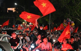 Cổ động viên đổ xô ra đường giữa đêm mừng lần thứ 3 xưng vương Đông Nam Á của U23 Việt Nam