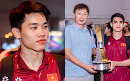 Nóng: U23 Việt Nam đã mang cúp vô địch về TP.HCM, hotboy Đình Bắc khiến fan xót xa với vết thương trên cổ