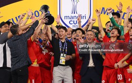 Ảnh nét căng: U23 Việt Nam vui sướng nâng cúp vô địch dưới trời pháo giấy, 1 cầu thủ rước cúp như Messi