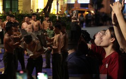 Dòng người đổ về Hồ Gươm theo dõi màn trình diễn mãn nhãn tổng duyệt “Bản hùng ca Công an nhân dân”