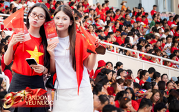 Loạt gái xinh nổi bần bật giữa concert, 50.000 người lập "kỷ lục" khoác lên mình một sắc đỏ!