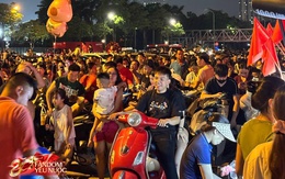 Tắc cứng gần SVĐ Mỹ Đình: Hàng nghìn người đổ về háo hức chờ khoảnh khắc pháo hoa rực sáng