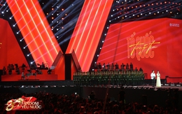 Mở màn Concert Quốc Gia: 50 nghìn khán giả cùng hoà giọng Tiến Quân Ca, hô vang “Tổ Quốc Trong Tim”