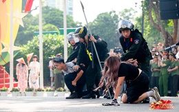 Tuyệt đối mãn nhãn trước những màn trình diễn của Công an Hà Nội, phố đi bộ bùng nổ tiếng reo hò