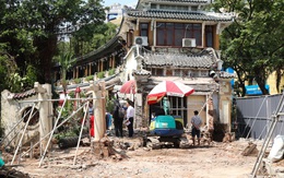 Cận cảnh tháo dỡ một phần nhà hàng nổi tiếng bên hồ Hoàn Kiếm, nhiều người dân bất ngờ ngoái nhìn