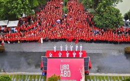 Tuyệt đối điện ảnh: 1360 người cao tuổi khoác áo cờ đỏ sao vàng, lập kỷ lục hát Quốc ca đầy xúc động