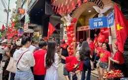 Trước nhà cầu thủ Duy Mạnh lúc này: Dân tình thích thú chụp ảnh, nhận kem miễn phí trong lúc chờ xem diễu binh