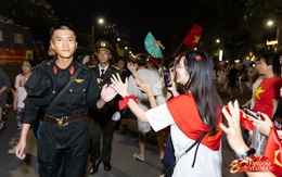 Người dân tràn ra đường, hòa cùng tiếng hò reo đón đoàn diễu binh diễu hành qua các tuyến phố Thủ đô