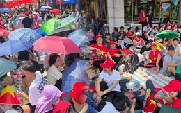 Cập nhật lúc 13h: Người dân che ô "cắm trại" chật kín các tuyến đường, chờ xem tổng hợp luyện lần 2