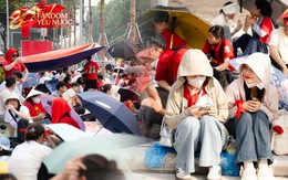 Không khí cực rộn ràng: Hàng trăm người đã "cắm trại" từ sớm để chờ xem tổng hợp luyện lần 2 ở Hà Nội