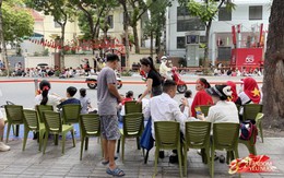 Nhiều hàng quán cho thuê ghế xem diễu binh: 20k-30k/ghế view "sát sạt" đường đi, nhiều khách đặt sẵn cả khu