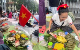 Chủ nhân mâm xôi gà xem diễu binh đang hot nhất MXH: Đi từ 3h30, mang toàn đặc sản quê nhà đến Hà Nội