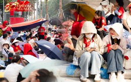 Không khí cực rộn ràng: Hàng trăm người đã "cắm trại" từ sớm để chờ xem tổng hợp luyện lần 2 ở Hà Nội