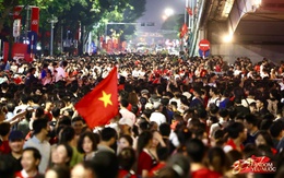 Cảnh tượng không tưởng giữa lòng Hà Nội: Biển người chờ xem tổng hợp luyện lần 2
