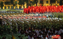 Hà Nội “đứng ngồi không yên”: Đoàn xe tăng, xe pháo tiến về Quảng trường Ba Đình, nghìn người reo hò như lễ hội