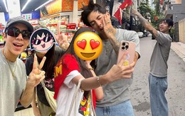 Sao Hàn đang hot nhất tại Việt Nam: "Hòa tan" với bầu không khí Quốc khánh, fan cứ ra đường là bắt gặp!