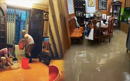 Hà Nội đang ngập khủng khiếp khắp nẻo đường: Loạt ô tô chìm trong “biển” nước, người dân dùng xô múc nước tràn khỏi nhà