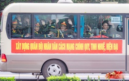Các khối diễu binh diễu hành tươi cười vẫy tay chào người dân trên đường di chuyển về Quảng trường Ba Đình