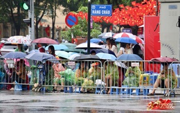 Người dân xuất phát từ 4 giờ, đội mưa chờ đợi buổi sơ duyệt cấp Nhà nước