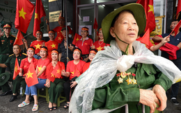 Không khí rộn ràng trong mưa: Có mặt từ 4-5h sáng, một nhóm hội cựu chiến binh hát vang ca khúc lịch sử giữa lòng Thủ đô
