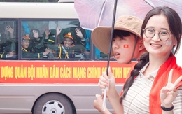 Các khối diễu binh diễu hành di chuyển về Quảng trường Ba Đình, tiếng hò reo đón chào không ngớt