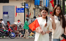 24 tiếng trước giờ Tổng duyệt A80: Người dân trải bạt, “cắm trại” giữ chỗ đẹp chờ xem diễu binh