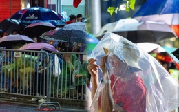 Hà Nội mưa nặng hạt, "khối yêu nước" vẫn phòng thủ vững chắc, đợi xem tổng duyệt A80