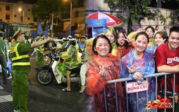 Mưa ập xuống bất ngờ, "khối yêu nước" bật "mode" phòng thủ cực mạnh