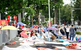 36 tiếng trước lễ diễu binh 2/9: Mẹ bầu 7 tháng mang cả sắt - canxi - DHA "đu concert", dân tình đổ bộ trung tâm Hà Nội giữ chỗ xuyên mưa nắng