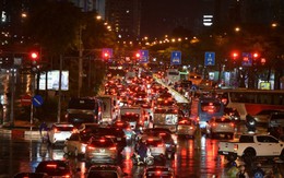 Hình ảnh Hà Nội và TP.HCM sau cơn mưa "giải nhiệt": Gần nửa đêm đường Võ Chí Công vẫn tắc cứng, phố biến thành sông!