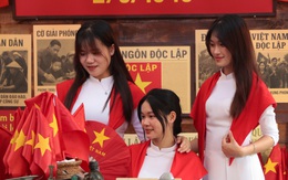 Hà Nội đang bước vào "mùa đẹp nhất": Nhiều quán cà phê rực sắc đỏ tự hào, ai ai cũng háo hức chụp ảnh kỷ niệm trước thềm 2/9