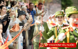 Sáng Hà Nội hào hùng với màn diễu hành quanh hồ Hoàn Kiếm, người dân nô nức "đội nắng" đi xem