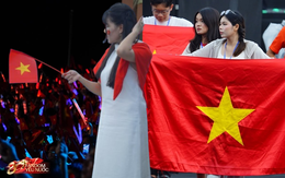 Ngay lúc này tại Mỹ Đình: Trời Hà Nội kịp tạnh mưa để nhân dân “quẩy” concert quốc gia, phủ đỏ cả khán đài đẹp quá Việt Nam ơi!
